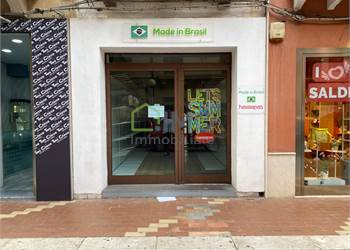 A72 Locasi locale commerciale v. Roma