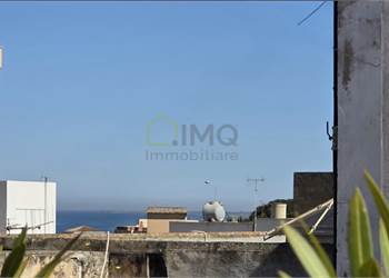 V.201 INTERO STABILE IN CENTRO CON GARAGE