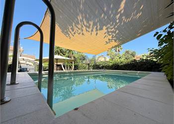 A73 Affittasi casa singola con piscina